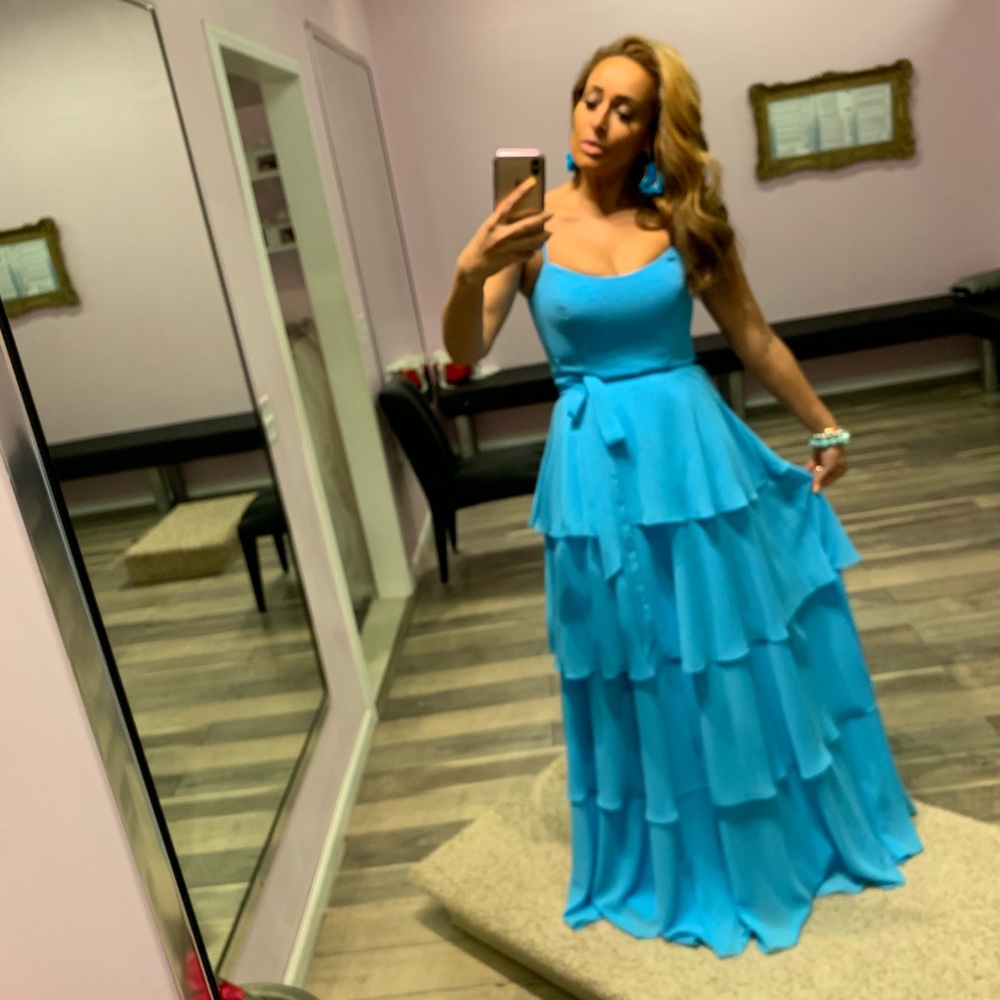 New With TAGS 👗 Stunning turquoise tier gown